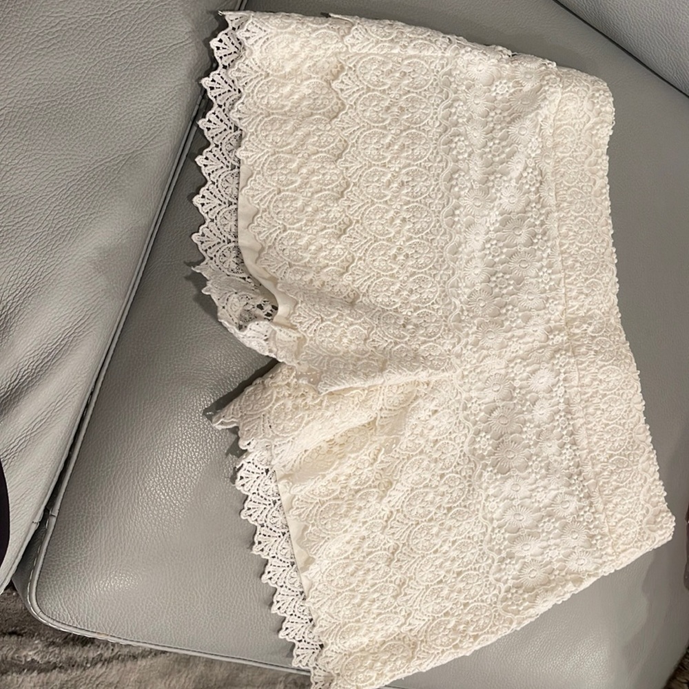 Ann Taylor loft size 4 riviera short in off white
